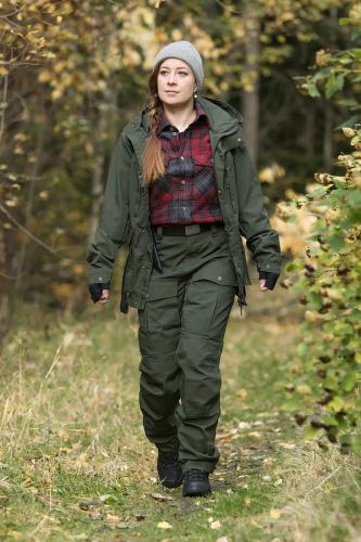 Särmä Outdoor jacket. Model's height 160 cm, seat 87 cm, waist 70 cm and chest circumference 85 cm. Worn clothes are size X-Small Regular.